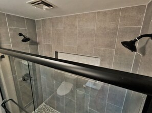 Duschwanne, Haartrockner, Bidet, Handtücher