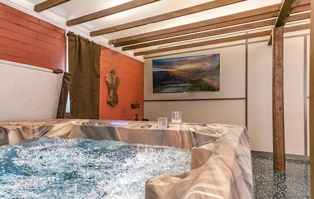 Interior. Hazel Haus | 2/2 King Beds | Gas Fire Pit | Private Hot Tub