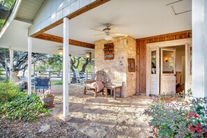 Terrace/patio - Flint River Whole Property | Sleeps 10 | Private Hot Tub | Lavish Outdoor Fireplace | Grill (Fredericksburg)
