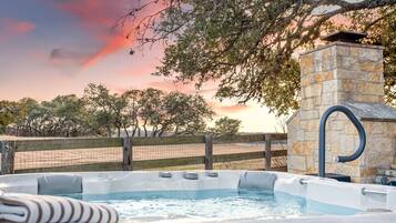 Tina de hidromasaje al aire libre