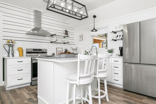 Flint River Whole Property | Sleeps 10 | Private Hot Tub | Lavish Outdoor Fireplace | Grill