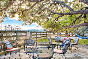 Outdoor dining - Flint River Whole Property | Sleeps 10 | Private Hot Tub | Lavish Outdoor Fireplace | Grill (Fredericksburg)