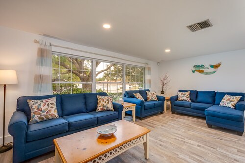 Lovely home! HEATED pool, firepit, 2 King beds ~ 15 mins to Clearwater Beach!