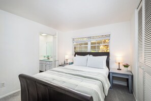 4 bedrooms, desk, iron/ironing board, free WiFi - Lovely home! HEATED pool, firepit, 2 King beds ~ 15 mins to Clearwater Beach! (Clearwater)