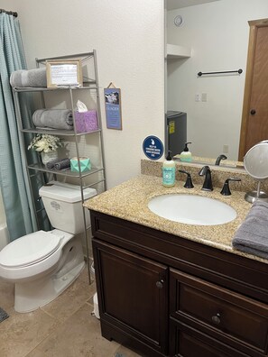 Kombinert dusj/badekar, hårføner, håndklær og såpe