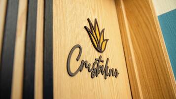 Um painel de madeira com um logotipo e a palavra 'Crystallo' gravada nele.