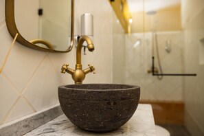 Quarto premium, 1 cama King | Banheiro | Produtos de toalete grátis, secador de cabelo (mediante solicitação)