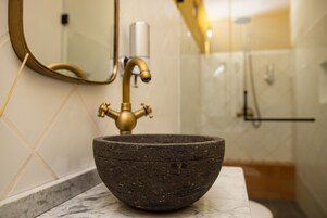 Premium Room, 1 King Bed | Bathroom | Free toiletries, hair dryer, towels, soap