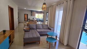 Villa de lujo, 3 habitaciones, alberca privada | Área de sala de estar | Televisión de pantalla plana de 32 cm con canales vía satélite