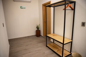 Kahden hengen deluxe-huone, parveke | Untuvapeitot, yksilöllisesti sisustettu, ilmainen Wi-Fi, vuodevaatteet
