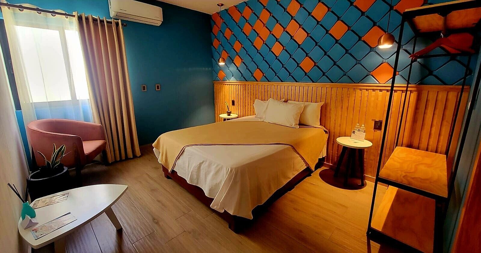 Cubrecamas, decoración personalizada, wifi gratis y ropa de cama 