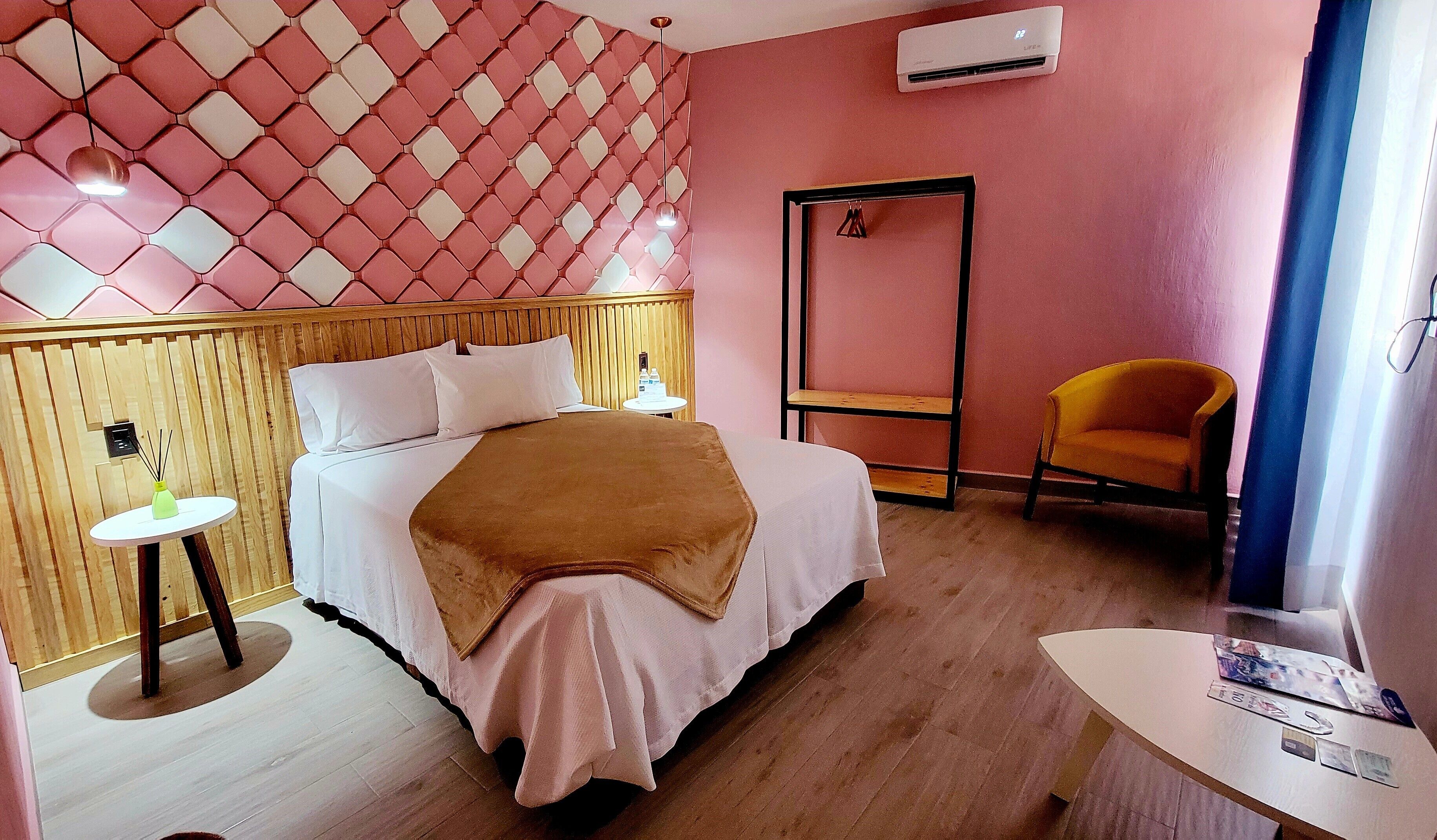 Cubrecamas, decoración personalizada, wifi gratis y ropa de cama 
