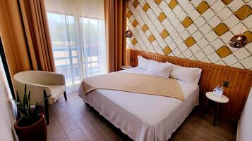 Habitación doble Deluxe, balcón | Edredón, decoración personalizada, wifi gratis y ropa de cama