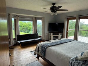 3 bedrooms, desk, iron/ironing board, free WiFi
