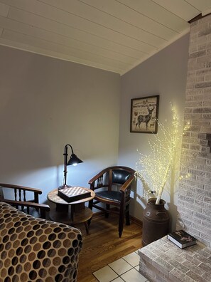 Interior - Mountain & River Paradise, 3 Kings, Sleeps 10, Canoes & Kayaks (Luray)