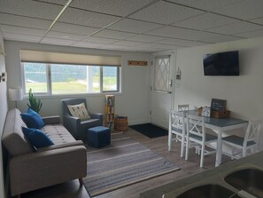 Smart TV, books - Little Shuswap Lake Front Suite (Chase)
