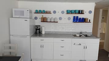 Refrigerador, microondas, cafetera/tetera, tetera/pava eléctrica