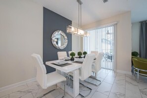 Dining - 10 Minutes to Disney! With Pool (Kissimmee)