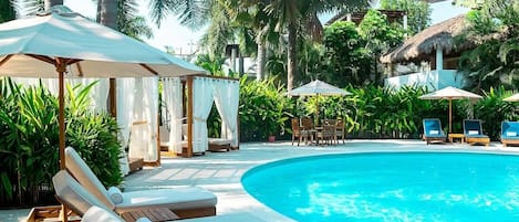 Una piscina al aire libre