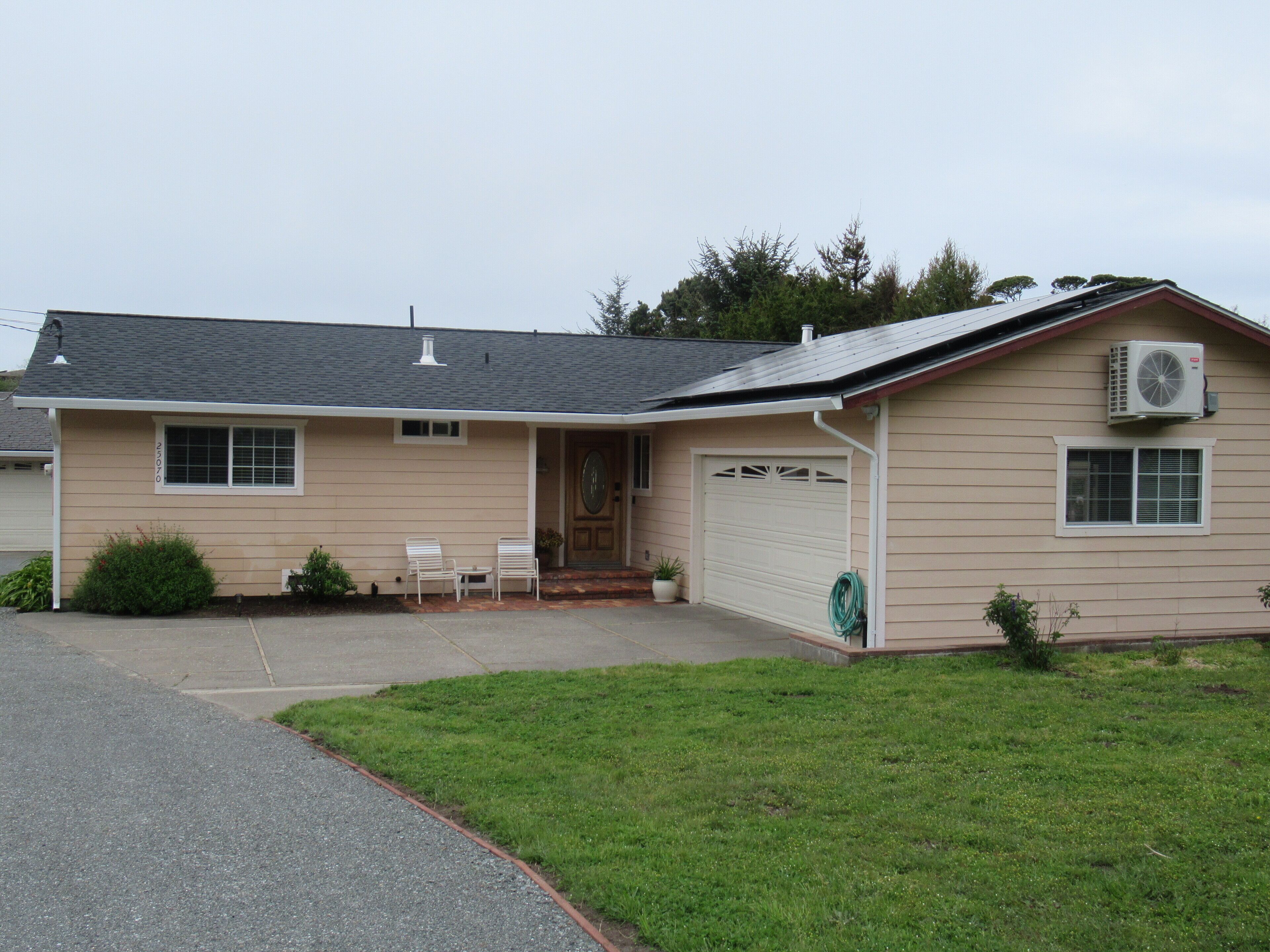 Coastal Country Home in Cleone - walking distance to beach, trails and park