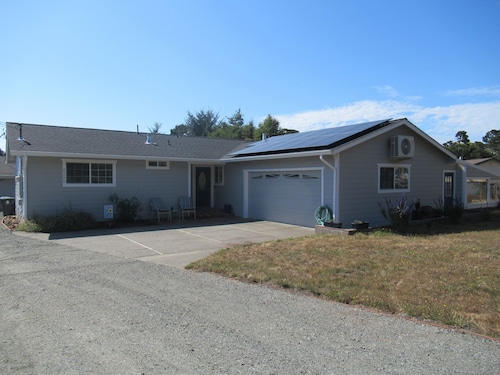 Coastal Country Home in Cleone - walking distance to beach, trails and park