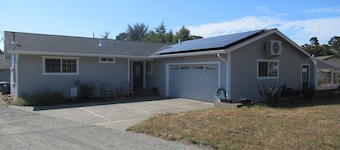 Coastal Country Home in Cleone - walking distance to beach, trails and park