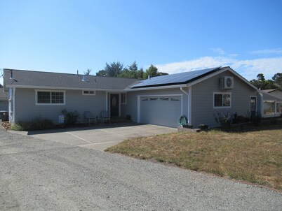 Coastal Country Home in Cleone - walking distance to beach, trails and park
