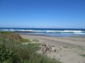 Beach nearby, sun loungers, beach towels