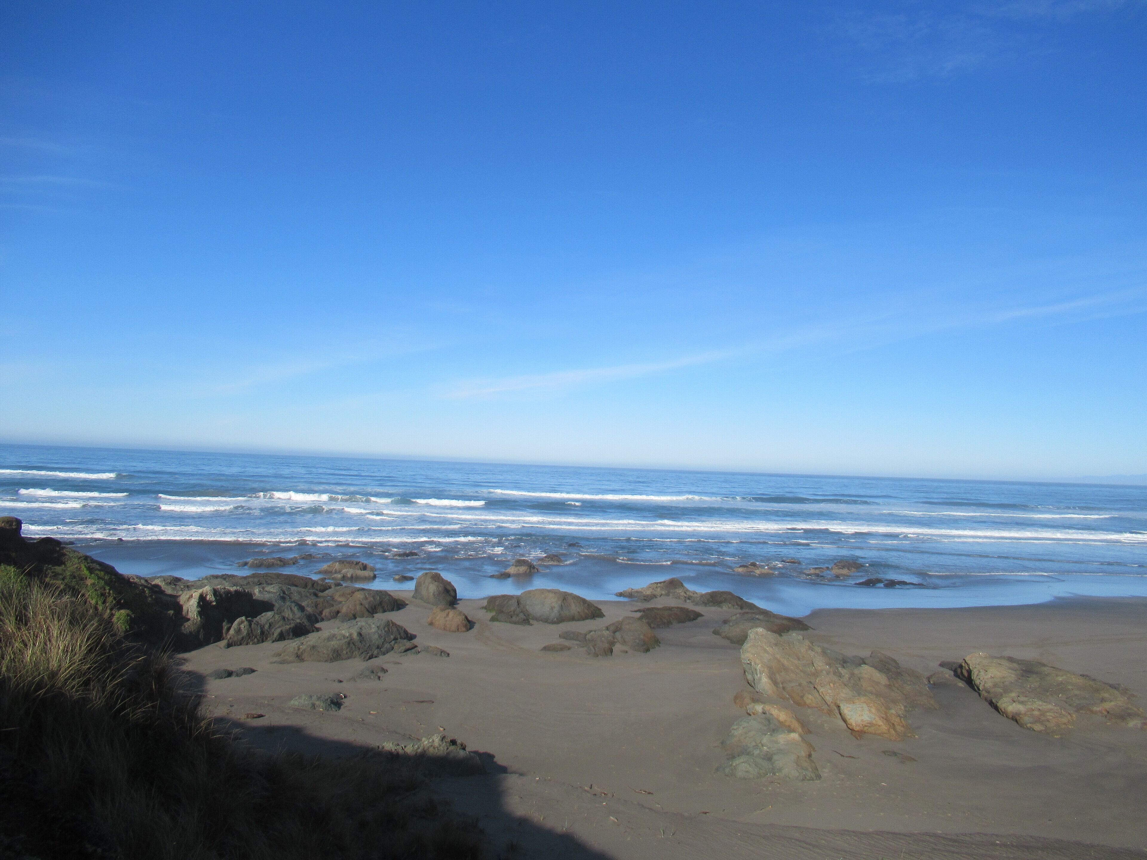 Playa en los alrededores, camastros y toallas de playa 