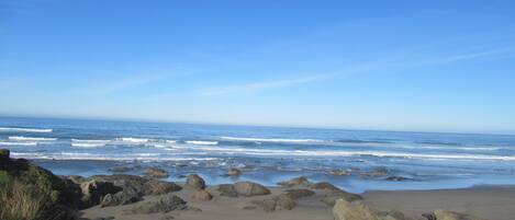 Playa en los alrededores, camastros y toallas de playa