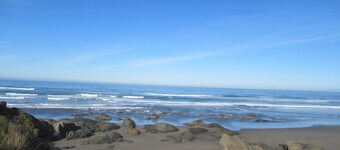 Coastal Country Home in Cleone - walking distance to beach, trails and park