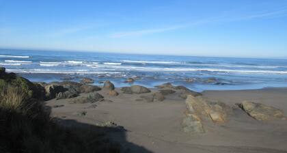 Coastal Country Home in Cleone - walking distance to beach, trails and park