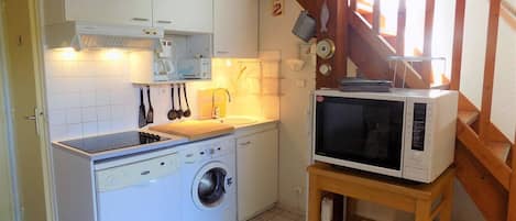 KĂŒhlschrank, GeschirrspĂŒler, Toaster, Kochgeschirr/Geschirr/Besteck