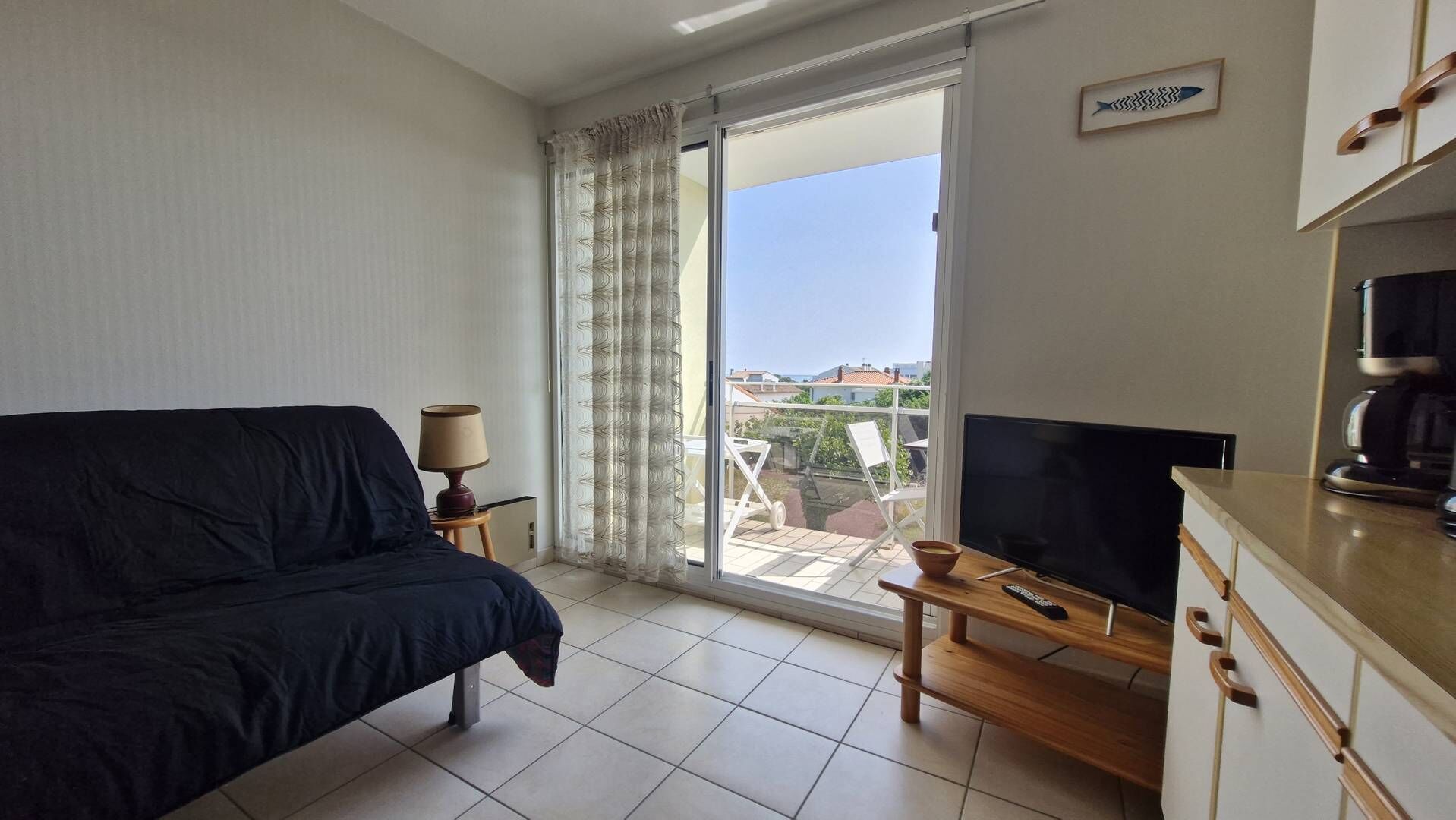 Een hotelkamer met een bed, een televisie, een koffiezetapparaat en uitzicht.
