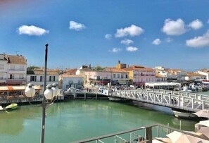 Une zone riveraine avec des bâtiments, un pont et des bateaux.