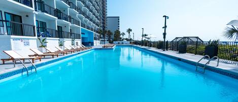 Außenpool, geöffnet von 08:00 Uhr bis 23:00 Uhr, Liegestühle