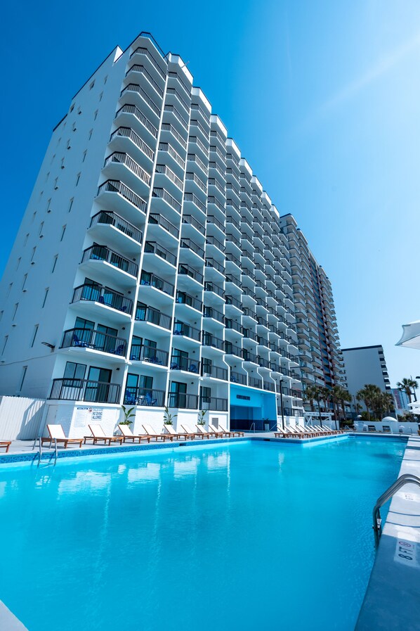 Outdoor pool, open 8:00 AM to 11:00 PM, sun loungers - Grande Beach Resort (Myrtle Beach)