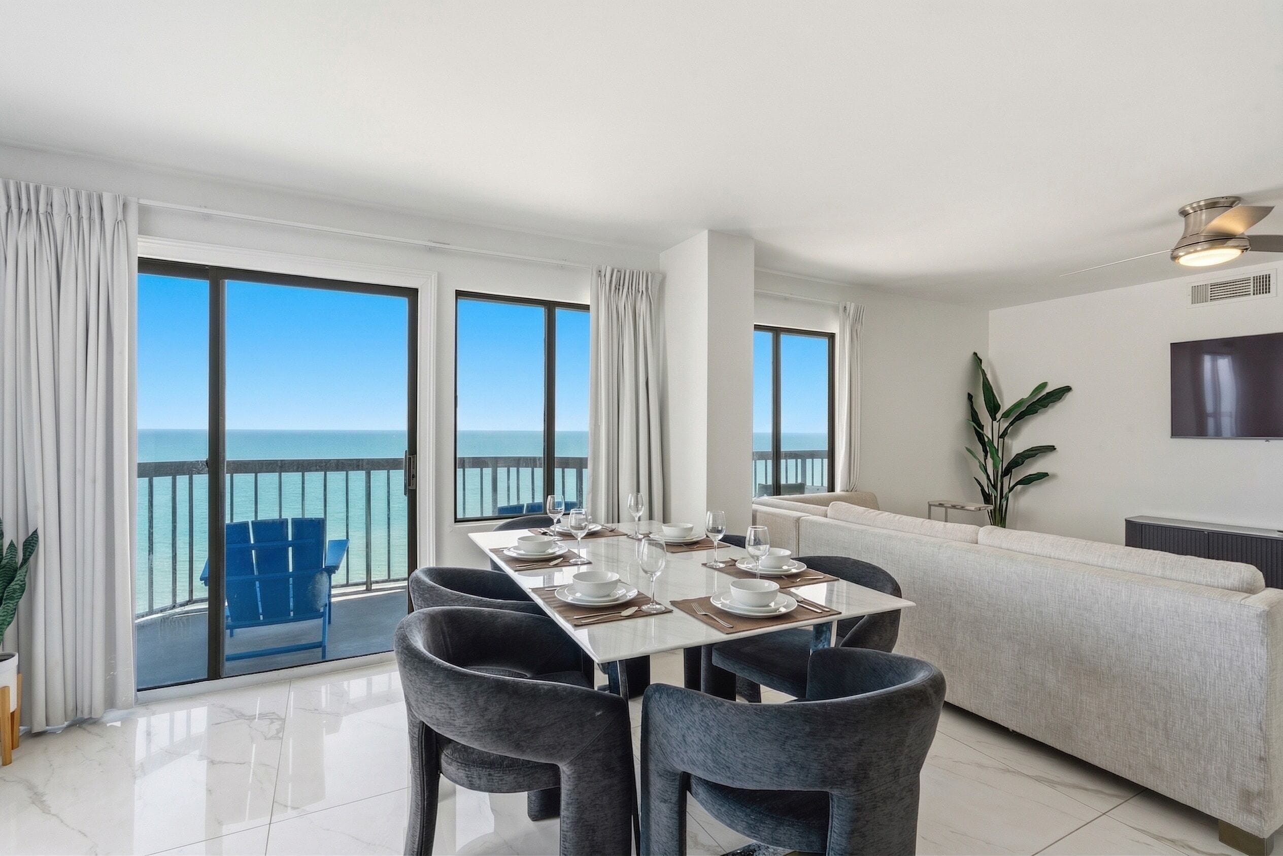 Premium penthouse, 2 slaapkamers, keuken, uitzicht op oceaan | Woonruimte | Een 42-inch smart-tv met digitale zenders en een televisie