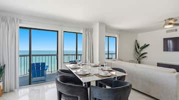 Premium penthouse, 2 slaapkamers, keuken, uitzicht op oceaan | Woonruimte | Een 42-inch smart-tv met digitale zenders en een televisie