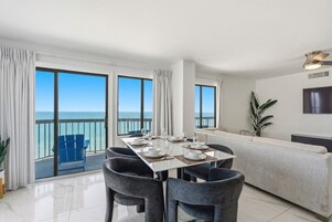 Loftsleilighet – premium, 2 soverom, kjøkken, havutsikt | Oppholdsområde | En 42-tommers smart-TV med digitale kanaler samt TV