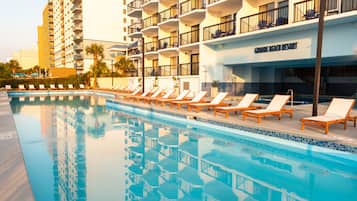 Una piscina al aire libre (de 08:00 a 23:00), tumbonas
