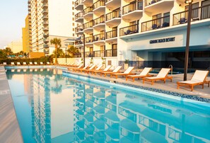 Piscina externa, funciona das 8h às 23h, espreguiçadeiras