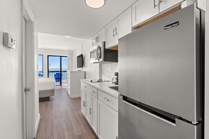 Suite familiare, 2 camere da letto, balcone, vista oceano | Cucina privata | Frigorifero, microonde, macchina per tè/caffè, carta assorbente