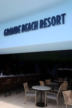 Poolside bar - Grande Beach Resort (Myrtle Beach)