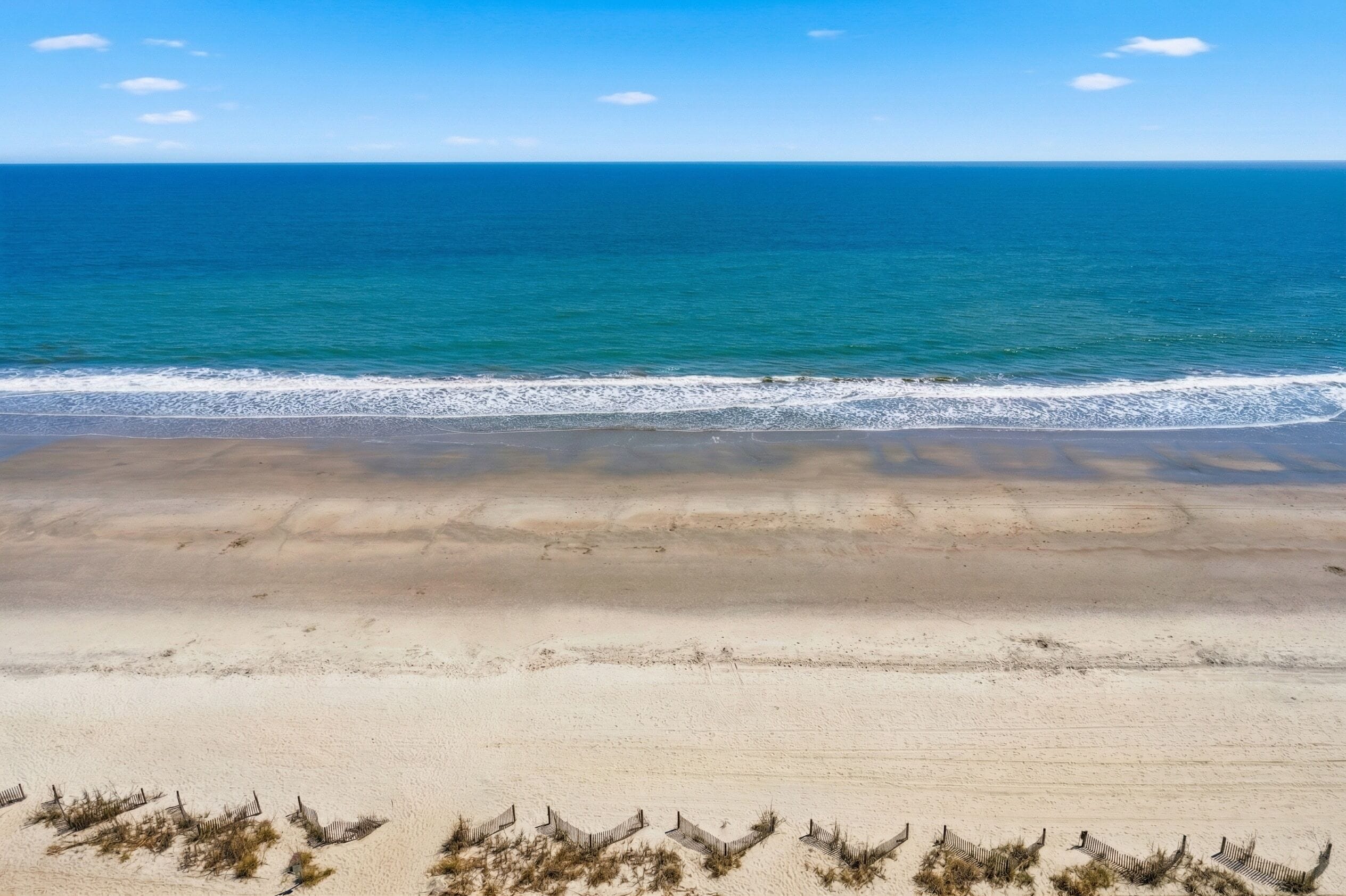 Een strand met uitzicht op de oceaan en een zandstrand.