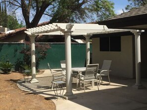 Outdoor dining - Fresno Ranch Vacation Home Retreat (Fresno)