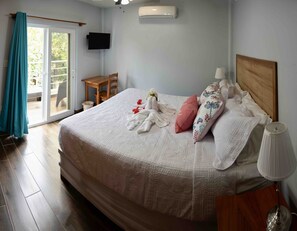 Premium bedding, down comforters, pillowtop beds, in-room safe - MeMes Place (Placencia)