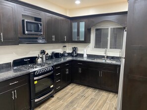 Mini-fridge, microwave, oven, stovetop - MeMes Place (Placencia)