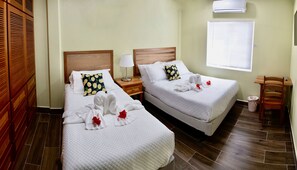Premium bedding, down duvets, pillow-top beds, in-room safe - MeMes Place (Placencia)