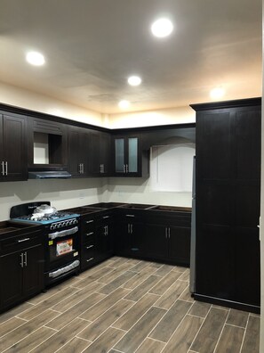 Mini-fridge, microwave, oven, stovetop - MeMes Place (Placencia)